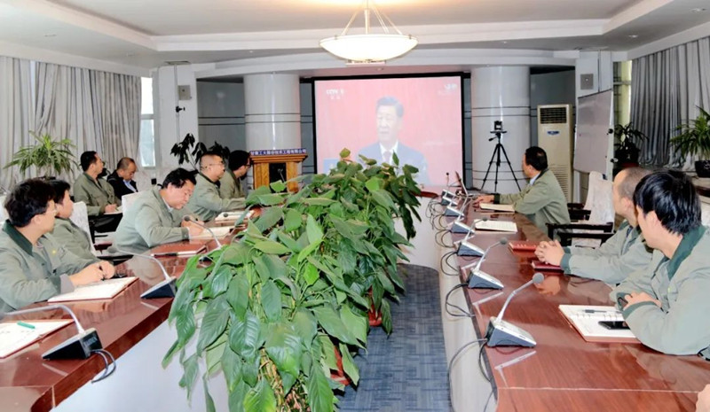 甘肃龙八long8组织收看党的二十大开幕会盛况 - 龙八long8 
