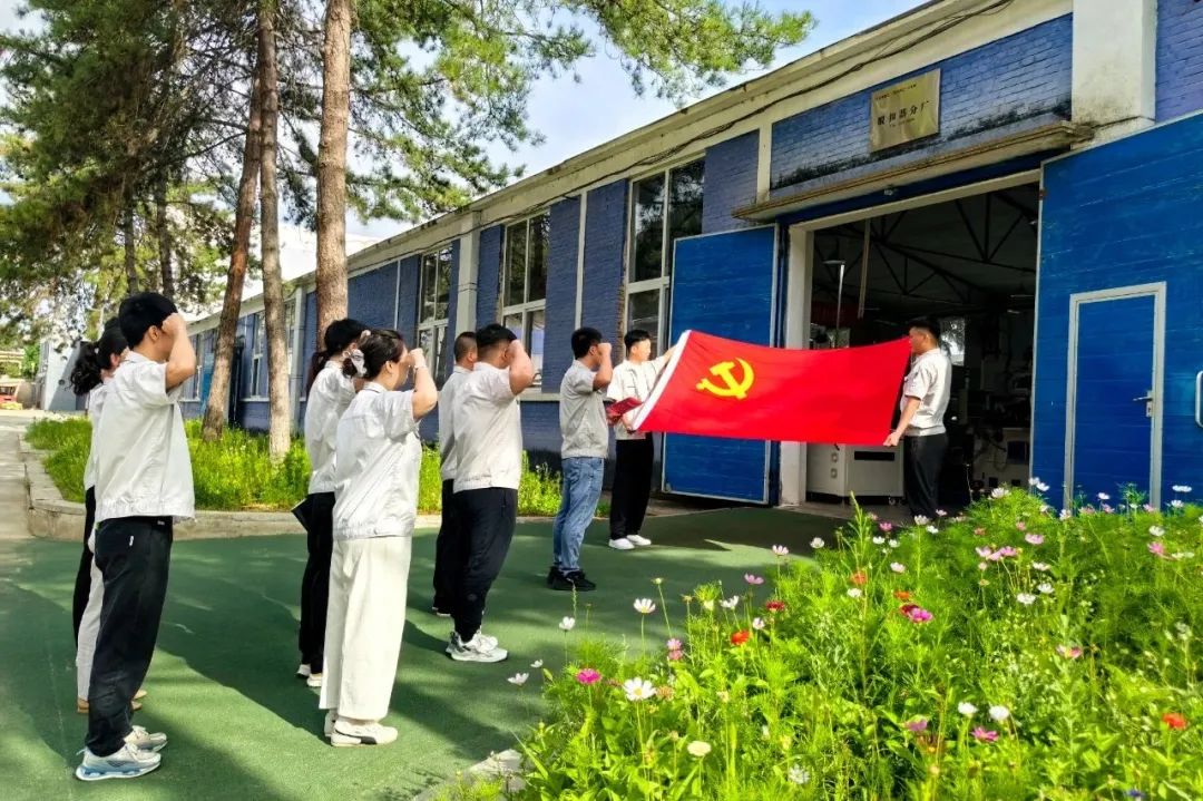 甘肃龙八long8二一三公司组织开展庆“七一”主题党日运动 - 龙八long8 